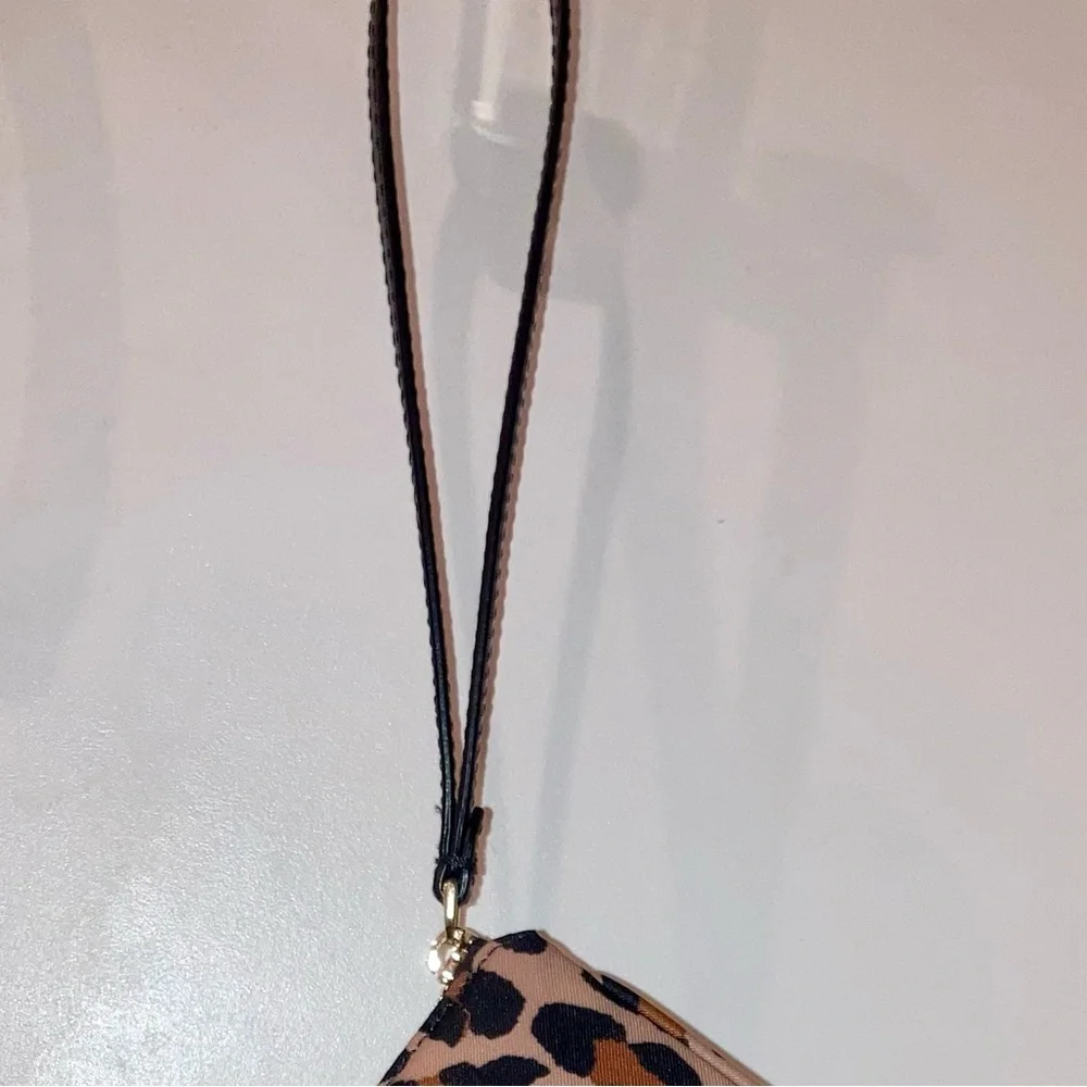 Kate Spade New York CHELSEA LEOPARD MEDIUM WRISTLET POUCH